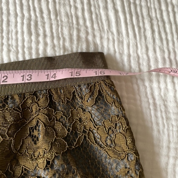 Gorgeous pencil skirt with lace overlay - Picture 4 of 7